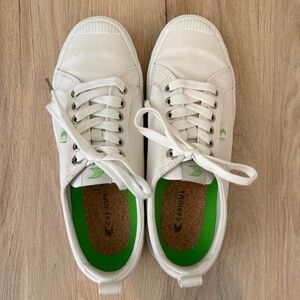 Cariuma White Canvas Sneaker